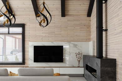 Свежая идея для дизайна: большая двухуровневая гостиная комната в белых тонах с отделкой деревом с бежевыми стенами, полом из керамогранита, горизонтальным камином, фасадом камина из камня, телевизором на стене, бежевым полом, балками на потолке, деревянными стенами и акцентной стеной - отличное фото интерьера