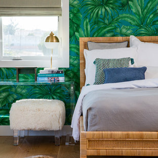 Imagen de dormitorio principal, costero, grande, con suelo de madera clara, paredes verdes y suelo naranja