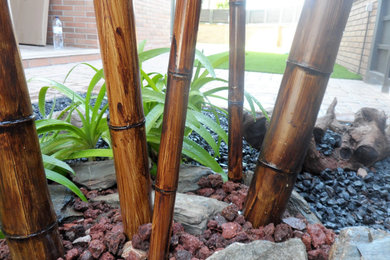 Jardín, césped artificial, composición con grava, cañas de bambú, botánica.
