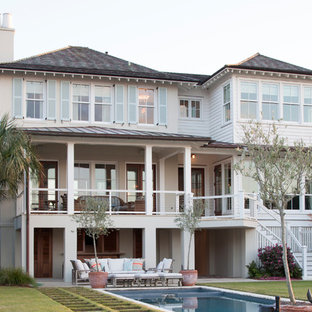 Weißes, Drei- oder mehrstöckiges Maritimes Haus mit Walmdach in Charleston