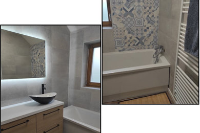Inspiration pour une petite salle d'eau minimaliste en bois clair avec placards, une baignoire posée, un carrelage gris, des carreaux de béton, un mur gris, parquet foncé, un lavabo posé, un sol marron, meuble simple vasque et meuble-lavabo suspendu.
