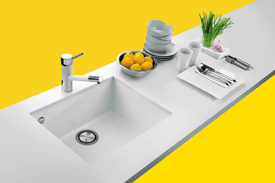 Immagine di una cucina moderna con lavello sottopiano