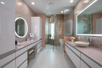 Inspiration for a modern bathroom remodel in Miami