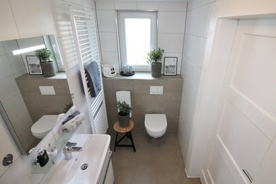 Kleines Uriges Duschbad mit Einbaubadewanne und Wandtoilette in Sonstige