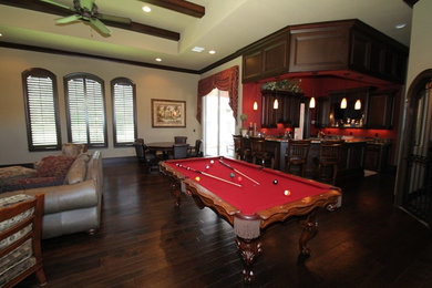 Ejemplo de sala de juegos en casa abierta clásica de tamaño medio con paredes beige, suelo de madera oscura y suelo marrón