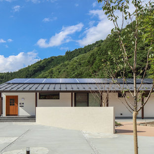 他の地域のアジアンスタイルのおしゃれな家の外観 (漆喰サイディング、片流れ屋根、戸建、金属屋根) の写真