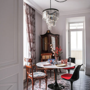 Новый формат декора квартиры: кухня-столовая среднего размера в стиле фьюжн с белыми стенами, полом из керамогранита и разноцветным полом