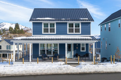 Imagen de fachada de casa azul y negra moderna con tejado de metal