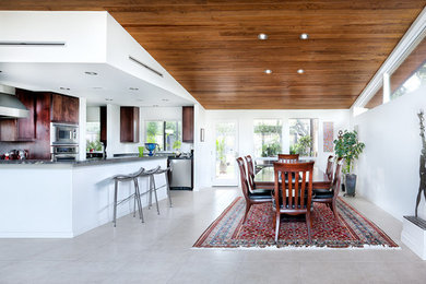 Kitchen - traditional kitchen idea in Austin