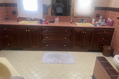 Bathroom - bathroom idea in New York