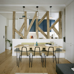 パリの小さいコンテンポラリースタイルのLDKの画像 (白い壁、淡色無垢フローリング、暖炉なし、茶色い床)