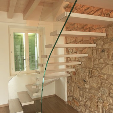 Scala a sbalzo su muro in pietra