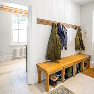 バークシャーの中サイズのカントリー風おしゃれなマッドルーム (白い壁、トラバーチンの床、白いドア、ベージュの床) の写真