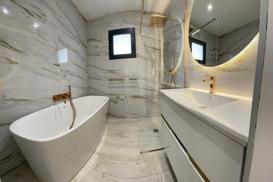 Diseño de cuarto de baño principal, único y flotante tradicional renovado de tamaño medio con puertas de armario blancas, bañera exenta, suelo de baldosas de cerámica y encimeras blancas