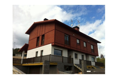 Идея дизайна: двухэтажный, кирпичный, коричневый дом среднего размера в стиле неоклассика (современная классика) с двускатной крышей