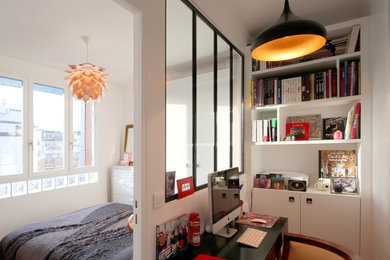 Cette image montre un petit bureau design avec un mur blanc, parquet clair et un bureau indépendant.