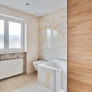 Symbiose von warmen Marmor und Holz | Elegantes Bad in München