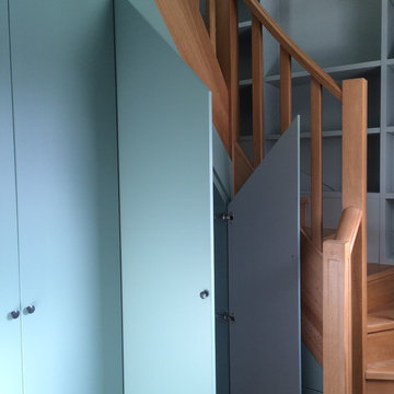 245m2 rénovés à Paris - dressing sous escalier