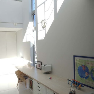 東京23区のモダンスタイルのおしゃれなホームオフィス・仕事部屋 (白い壁、リノリウムの床、造り付け机、白い床) の写真