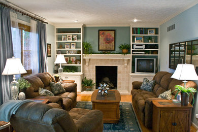 Living room - traditional living room idea in Cincinnati