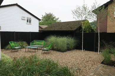 Photo of a contemporary back garden in Berkshire with gravel.