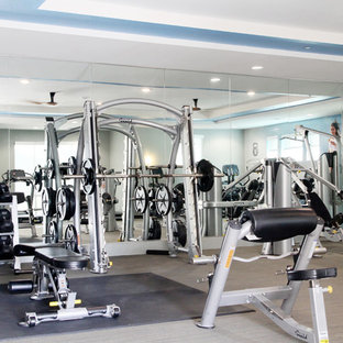 オースティンの大きいコンテンポラリースタイルのおしゃれな多目的ジム (白い壁、磁器タイルの床、グレーの床) の写真