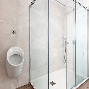 Idee per una grande stanza da bagno padronale minimalista con consolle stile comò, ante bianche, doccia ad angolo, orinatoio, piastrelle marroni, piastrelle in ceramica, pareti marroni, pavimento in gres porcellanato, lavabo integrato, top in superficie solida, pavimento marrone, porta doccia scorrevole e top bianco