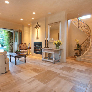 Großes, Repräsentatives, Abgetrenntes Mediterranes Wohnzimmer mit beiger Wandfarbe, Kalkstein, Hängekamin und Kaminsims aus Metall in San Francisco