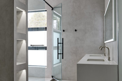 Ejemplo de cuarto de baño principal, doble y a medida minimalista de tamaño medio con puertas de armario grises, bidé, lavabo bajoencimera, encimera de cuarzo compacto, ducha con puerta con bisagras y encimeras grises