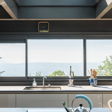 Ambiance chalet moderne dans cette cuisine installée dans une véranda