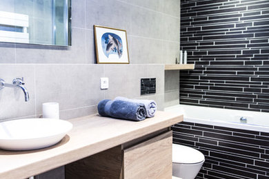 Idées déco pour une salle de bain principale contemporaine avec un placard à porte affleurante, des portes de placard beiges, un carrelage beige, un mur beige, une grande vasque et un plan de toilette beige.