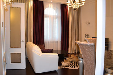 Стильный дизайн: парадная, открытая гостиная комната среднего размера в стиле фьюжн с белыми стенами и темным паркетным полом - последний тренд