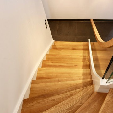moderne Wangentreppe mit Glas