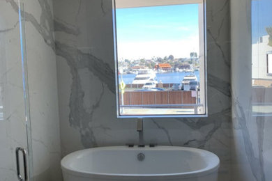 オレンジカウンティにあるミッドセンチュリースタイルのおしゃれな浴室の写真