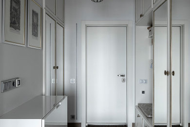 Modelo de puerta principal clásica renovada pequeña con paredes blancas, suelo de baldosas de porcelana, puerta simple, puerta blanca y suelo blanco