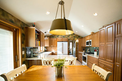 Example of a classic kitchen design in Seattle
