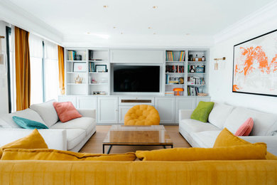 Exemple d'une salle de séjour chic.