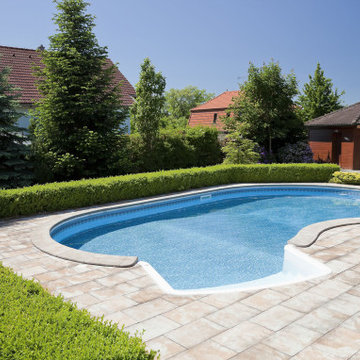 Traditional Swimming Pool Garden