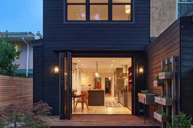 Стильный дизайн: трехэтажный, деревянный, черный таунхаус среднего размера в стиле неоклассика (современная классика) с плоской крышей и отделкой планкеном - последний тренд