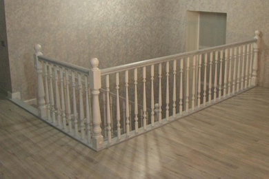На фото: большая п-образная лестница в классическом стиле с деревянными ступенями и деревянными перилами с