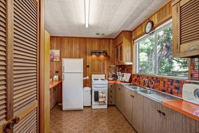 This is an example of a midcentury kitchen in Melbourne.