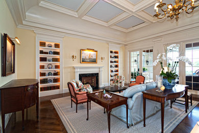 Example of a classic home design design in Miami