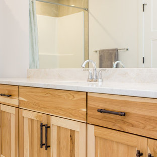 Bäder mit Steinplatten und gelber Waschtischplatte Ideen, Design