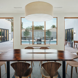 フェニックスのサンタフェスタイルのLDKの画像 (白い壁、コンクリートの床、暖炉なし、グレーの床)