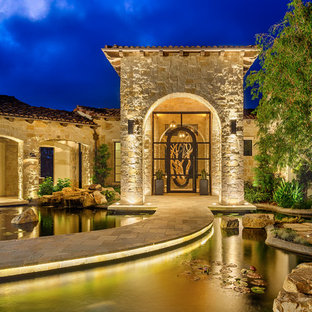 Удачное сочетание для дизайна помещения: прихожая в средиземноморском стиле с одностворчатой входной дверью и стеклянной входной дверью - самое интересное для вас