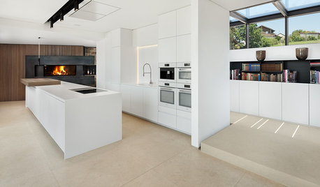 Eine individuelle Wohnküche in Weiß – mit Kamin!