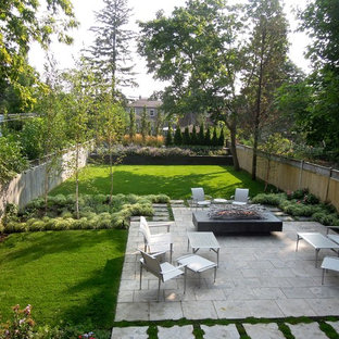 トロントのトラディショナルスタイルのおしゃれな裏庭のテラス (ファイヤーピット、天然石敷き、日よけなし) の写真