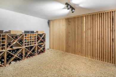 Idées déco pour une grande cave à vin moderne avec moquette, des casiers losange et un sol beige.