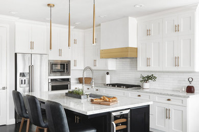 Example of a mid-sized farmhouse l-shaped dark wood floor and black floor eat-in kitchen design in San Luis Obispo with an undermount sink, shaker cabinets, white cabinets, quartz countertops, white backsplash, subway tile backsplash, stainless steel appliances, an island and white countertops