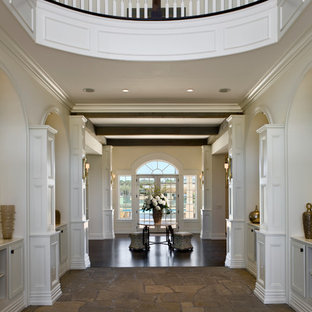 Inspiration för en mycket stor vintage hall, med vita väggar och kalkstensgolv